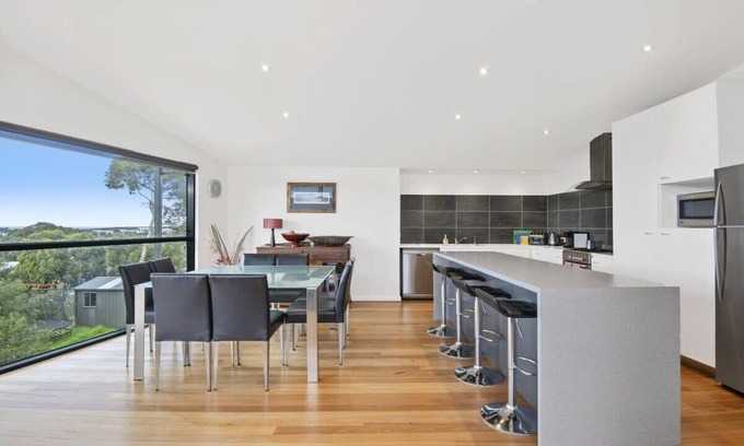 Jan Juc Haus | Seaview Sanctuary: Jan Juc Stay with Ocean Views