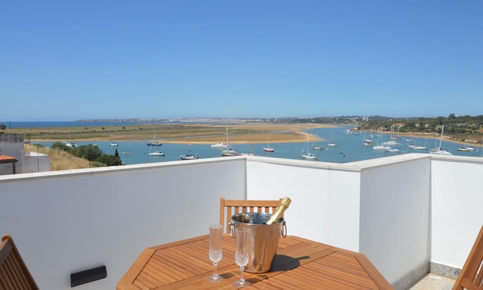 Alvor Haus | Seaview Townhouse by the riverside in the centre of Alvor (with terrace)
