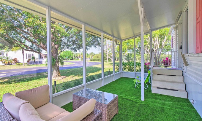 Sebastian Hütte | Sebastien Cottage w/ Screened Porch, 5 Mi to Beach