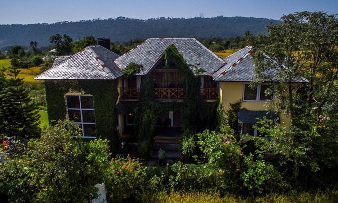 Chachian Haus | Abgeschiedenes Palampur - Hauptschlafzimmer mit rundem Bett