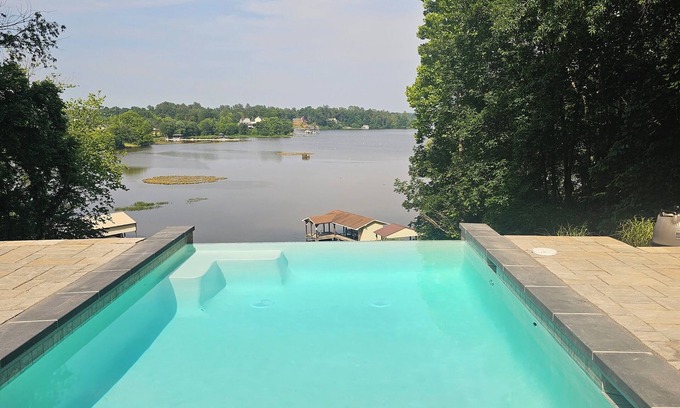 Louisa Wohnung | Secluded 3 Acre 5 BR Resort w/Private Heated Salt-Water Pool, Hot tub, Boat Dock