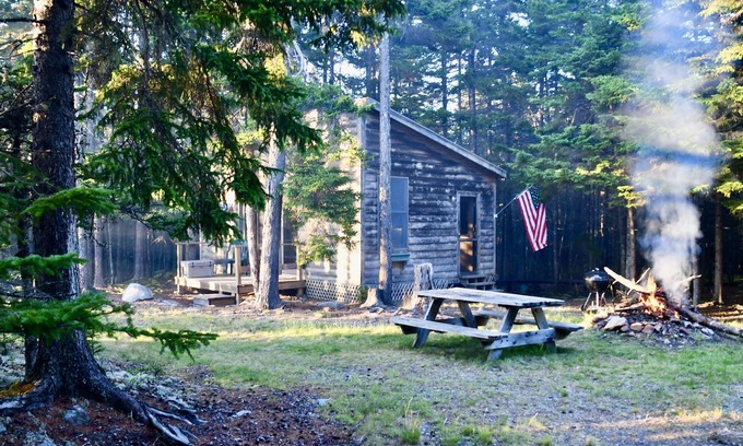 Islesboro Kabine | Abgelegene und rustikale Inselkabine auf der kühnen und felsigen Penobscot-Bucht-Küste ...