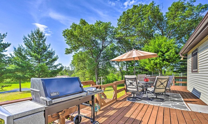 Friendship Haus | NEW! Secluded Arkdale Retreat: 10 Acres w/ Deck!