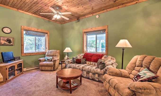 Bear Lake Hütte | Secluded Bear Lake Getaway w/ Fire Pit & Porch!