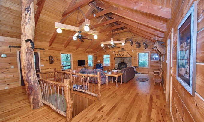 New Plymouth Kabine | Serenity Lodge in Hocking Hills auf 101 Hektar