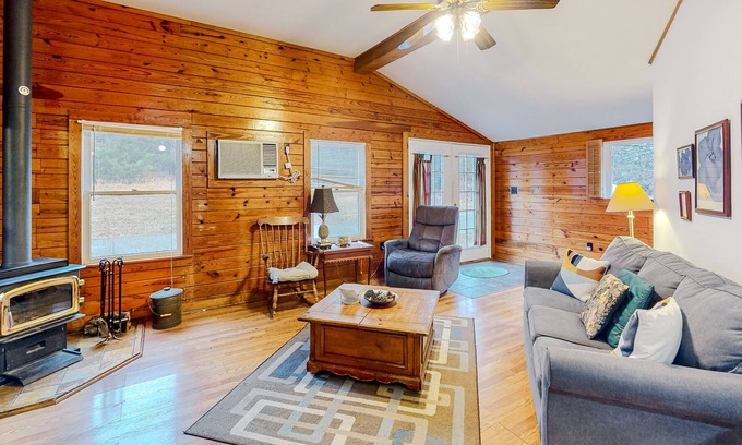 Eureka Springs Kabine | Secluded cabin with a pool, wooded views, pond nearby