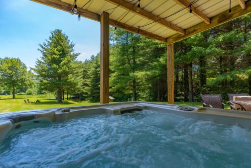 Ennice Haus | Secluded Getaway- 10 Mins to Blue Ridge Parkway, Sleeps 8, Hot Tub, Fire Pit