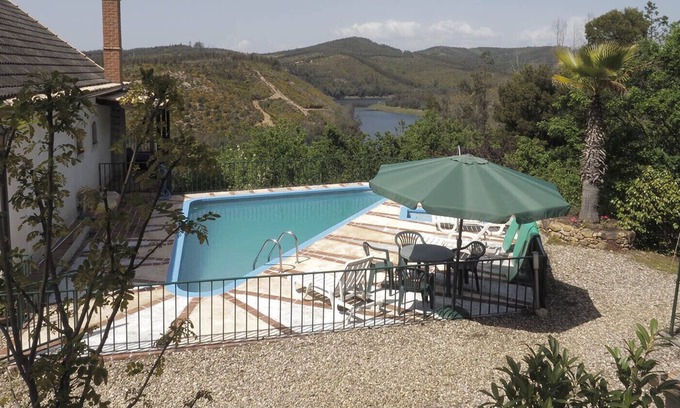 Arganil Villa | Abgeschiedenes Anwesen am Seeufer mit spektakulären Meerblicken