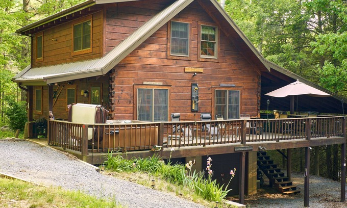 Cass Kabine | Secluded Log Home on 11 Forested Acres🌲🌲🌲 Jacuzzi🔥 Fire Pit🔥 Wood Stove🔥