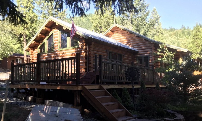Grants Pass Haus | Secluded log home