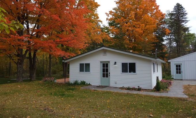 Barryton Hütte | Secluded Riverfront Cottage on the Chippewa with all the Modern Amenities