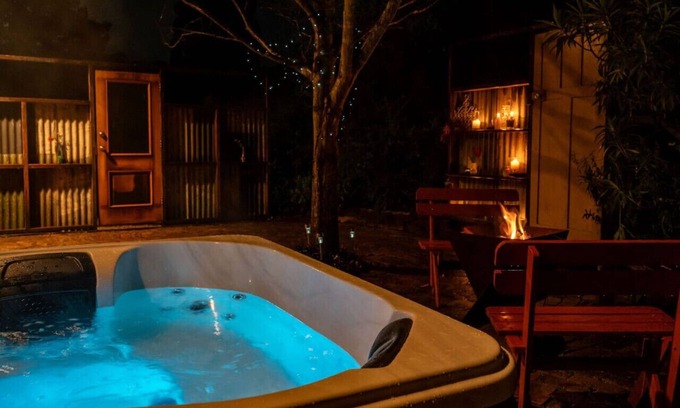 Leura Kabine | Secluded Rustic Charm: Buttercup Oasis with Hot Tub