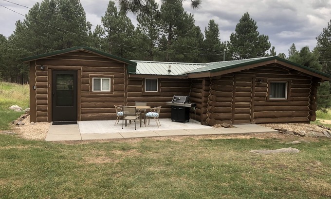 Custer Kabine | Secluded, Rustic Log Cabin located in the Heart of the Black Hills near Custer