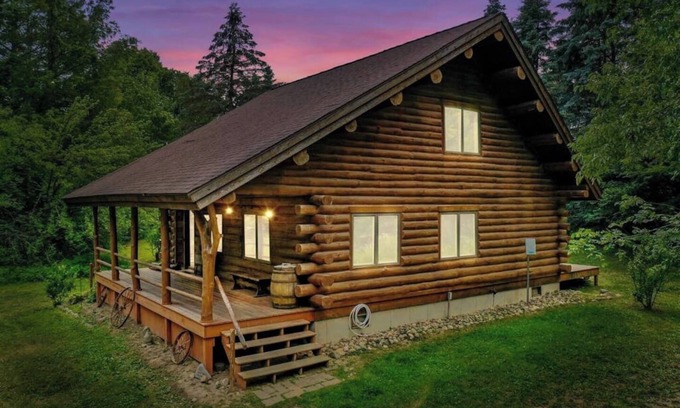 Evart Kabine | Secluded | Sauna, Fire Pit & 20 Acres of Trails