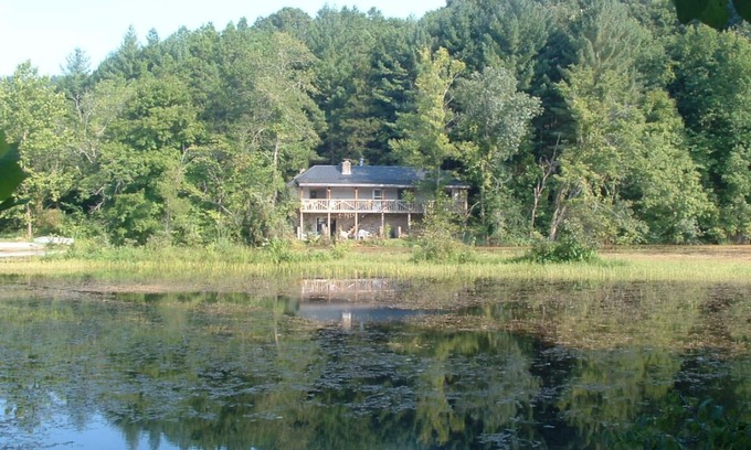 Salem Haus | Abgeschiedenes Steinhaus mit einem 50 'Deck mit Blick auf Beaver Lake auf Pilzfarm.
