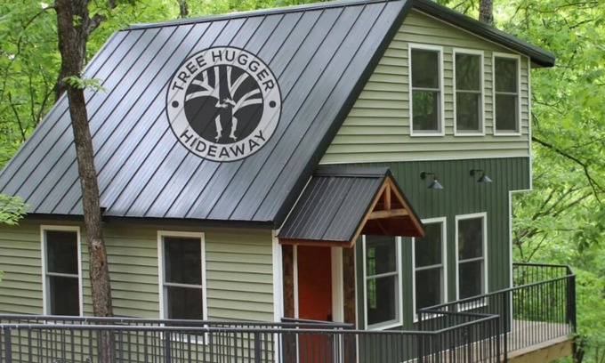 Branson Kabine | Secluded Treehouse in the Woods 10 minutes to Landing & SDC!