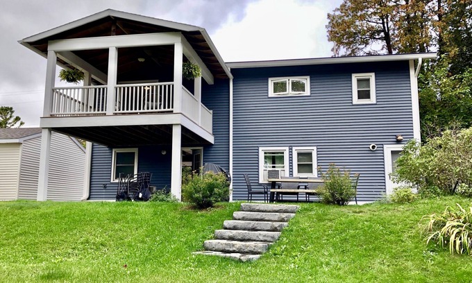 Beulah Wohnung | Second floor unit close to downtown Beulah & Crystal Lake for year-round fun!