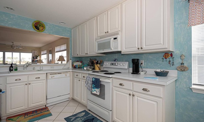 Ocean View Eigentumswohnung | Second story condo with beautiful and relaxing views of Indian River Bay!