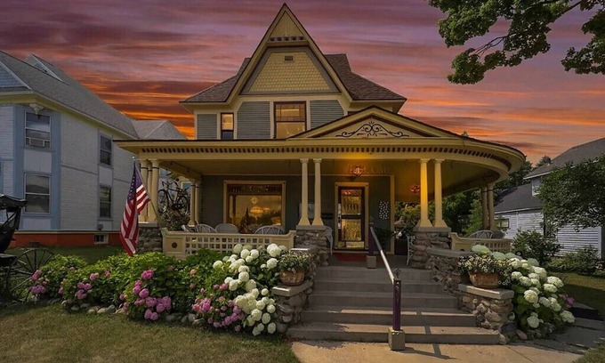 Cheboygan Bed & Breakfast | Secrets on Main Bed & Breakfast