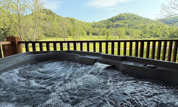 Gays Mills Kabine | Selah cabin with private hot tub, Selah Cabin