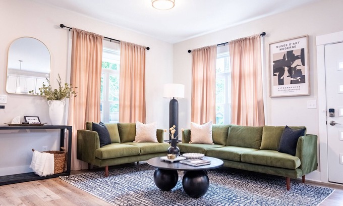 Downtown Haus | Self Check-In~Walk to Downtown~Newly Renovated