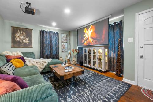 Cape Girardeau Haus | SEMO Redhawks Campus Home with Hot Tub