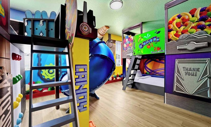 Florida Center Haus | Sensational Sanctuary | Super unique estate on I-Drive w candy theme RM, theater