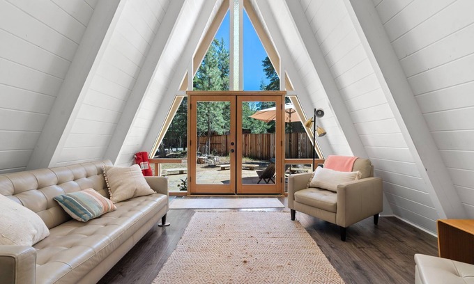 Tahoma Skihütte | The Star Chalet, 3 bedroom 1 bathroom home on Tahoe's Picturesque West Shore