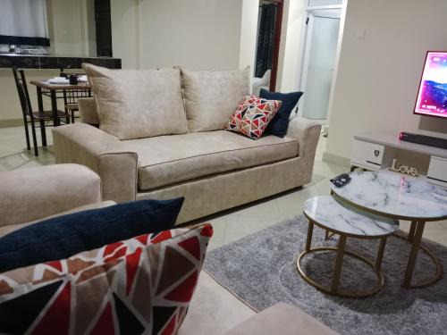 Ngelani Wohnung | Serene 2BR Getaway with Stunning Hill Views