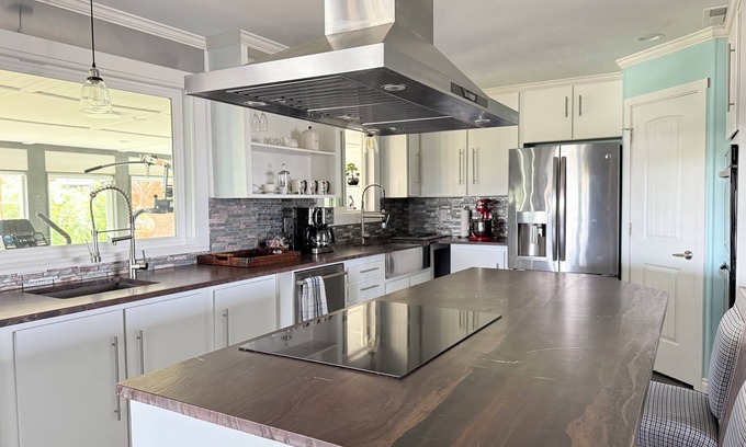 Tri-Cities Haus | Serene 3BR Retreat, includs Chef’s Kitchen Office Gym Quiet River Glimpse