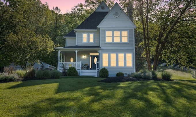 Saint Albans Haus | Serene 4BD/4BA Countryside + HotTub by Lake & Golf