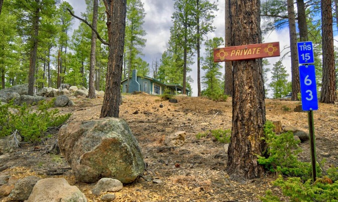Jemez Springs Kabine | Serene 70's Retro Retreat