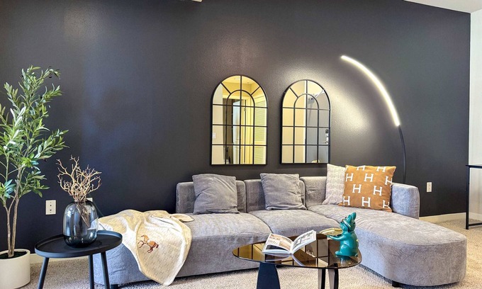 Lyon Street Wohnung | Serene APT 10 Min from Disneyland With Pool & GYM