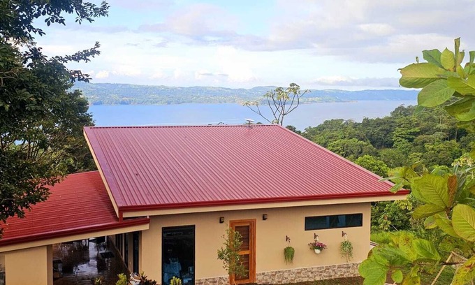 Nuevo Arenal Haus | Serene bird watching paradise!