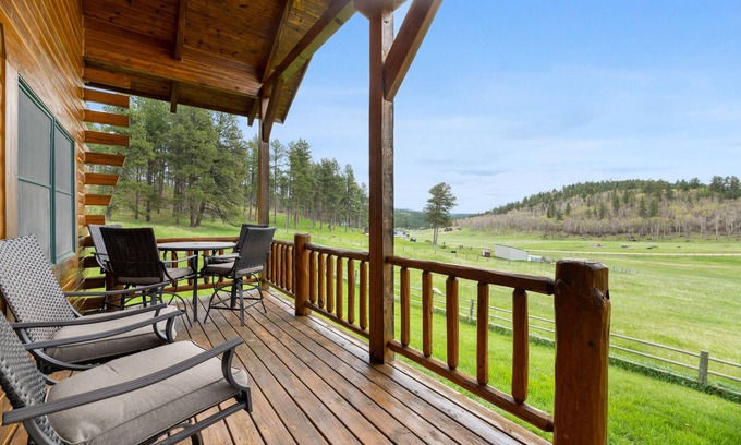 Spearfish Kabine | Serene cabin getaway minutes from hiking, biking, UTV and snowmobile trails.
