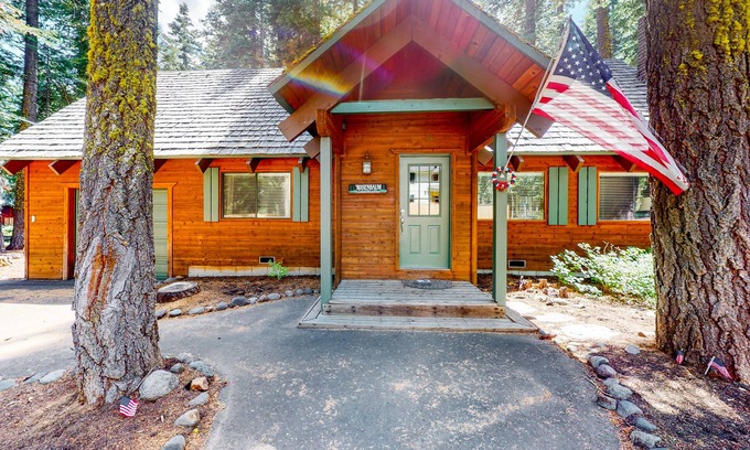 Tahoe Pines Kabine | Serene cabin with expansive deck, grill, fireplace - near skiing - walk to beach