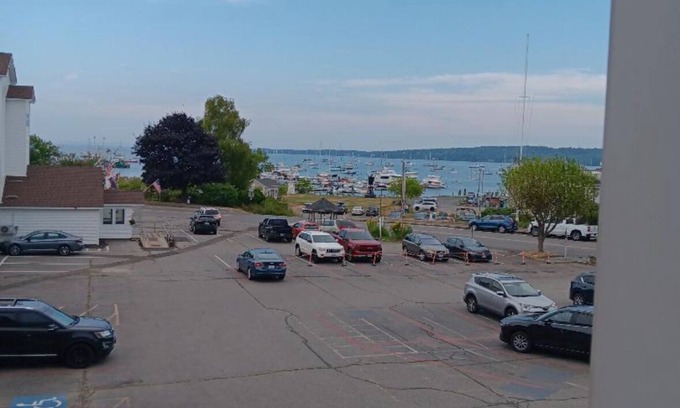 Rockland Eigentumswohnung | Serene condo with AC in charming Rockland on the bay !