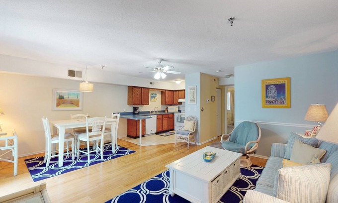 Caine Woods Eigentumswohnung | Serene condo with central AC, deck & washer/dryer - near golf