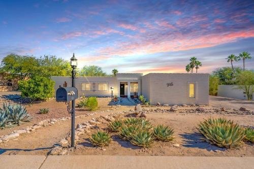 Tucson Wohnung | Serene Desert Escape with Pool & Grill, Sleeps 8 - Low Summer Rates!
