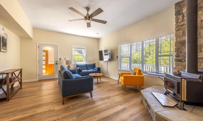 Lyle Haus | Serene Escape in Lyle!