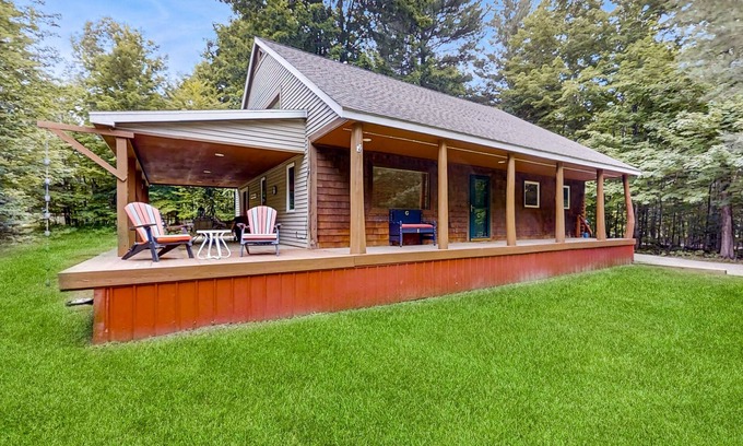 Brutus Kabine | Serene Home with Fire pit, Hammock, Loft, WIFI & Private W&D