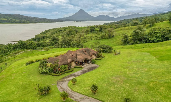 Tronadora Haus | Serene Lake View Duplex with a Hot tub, WIFI, & Dog Friendly
