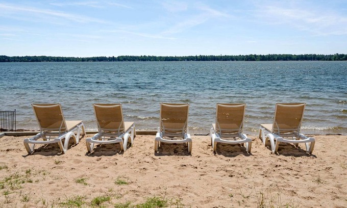 Mayfield Wohnung | Serene Lakefront Getaway at Fife Lake Lodge