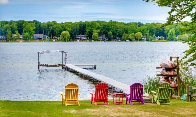 Grawn Haus | Serene Lakehouse - Private Beach, Kayaks, Pickleball, various games, and near TC