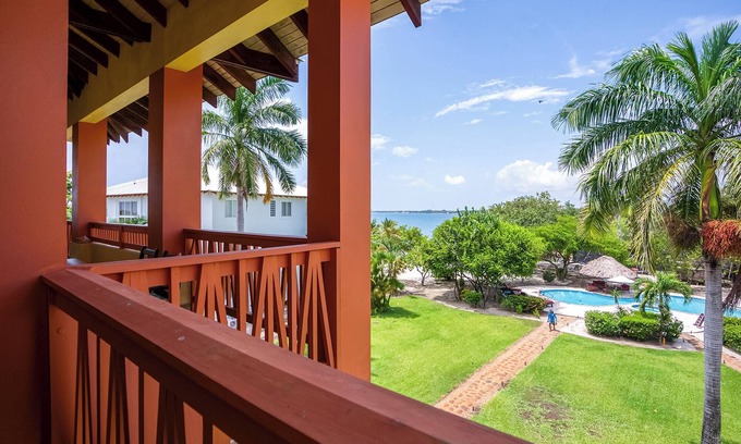 Cocoplum Eigentumswohnung | Fühlen Sie sich in diesem Strandparadies wie zu Hause in den Tropen