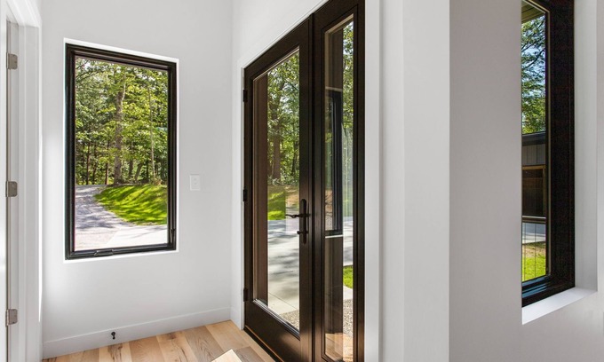 Muskegon Haus | Serene Retreat Awaits: Welcome to Endless Views,Your Luxurious Contemporary Home