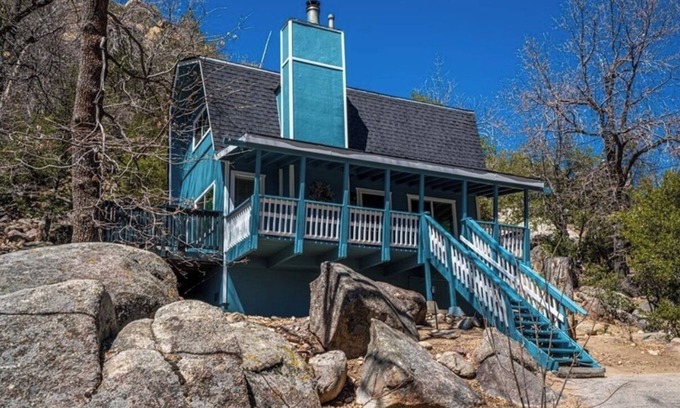 Arrowbear Lake Kabine | Serene Running Springs cabin. A cozy retreat steps to the National Forest