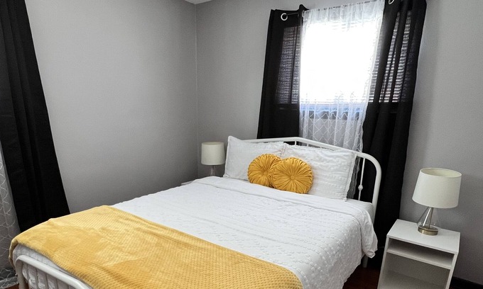 Yorkville Haus | Serene Safari 3 bd, close to shopping and amusement, free WIFI