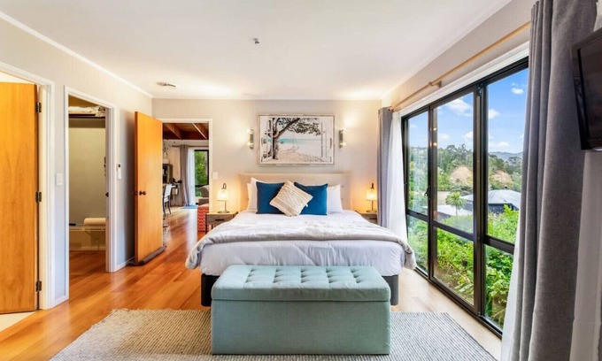 Auckland Region Haus | Serene Shoreline with Seaview and Kayak