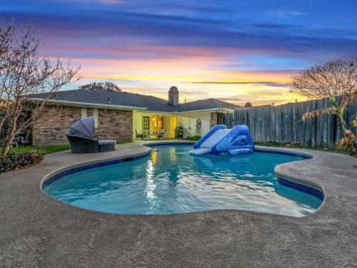 Plano Haus | Serenity 4BR Haven with Lagoon Pool